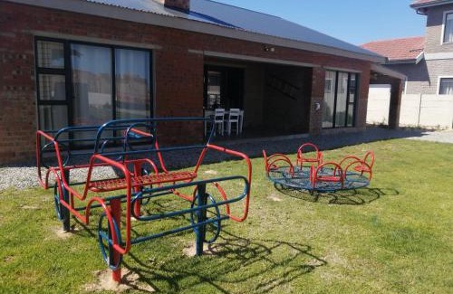 L'Agulhas House | 17 Lisa Street, 4 Bed - 2 Bath