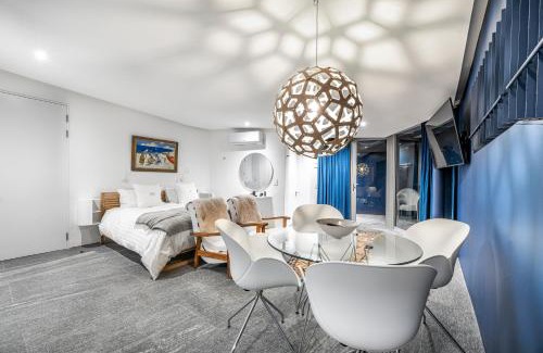 Westcliff Apartment | 17 Marine, Designer SOLAR powered Apt