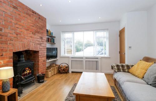 Broadway House | 17 Sands Close