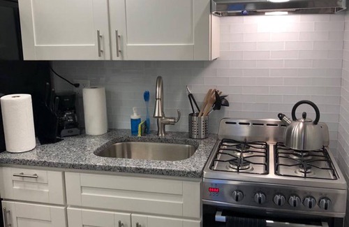 Industry Apartment | 1703 2H · Splendorous 2bed Apt/20 min to NYC-Parking Avail