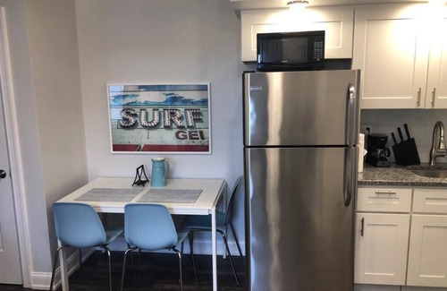 Industry Apartment | 1715 3G · Sensational 2bed apt/20 min to NYC-Parking Avail.
