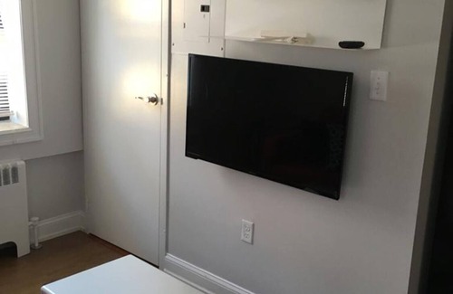 Industry Apartment | 1721 1G · Stylish 1Bed Apt/Parking Available - 20 Min to NYC
