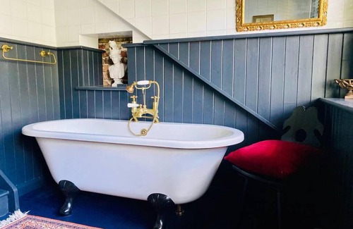 Martin Apartment | 17th Century Boutique Getaway in the Countryside
