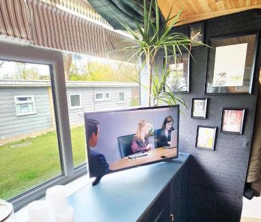 Bucks Cross Apartment | 18 Bucklands - Cosy 5-Star Chalet - Starlink Wi-Fi - Coastal Woodland