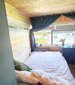 Bucks Cross Apartment | 18 Bucklands - Cosy 5-Star Chalet - Starlink Wi-Fi - Coastal Woodland