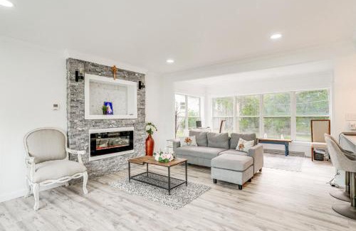 Lake Underhill House | 18 Mi to Disney Home with Yard, Near Dtwn Orlando