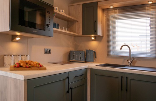 Mullacott Cabin | 18 Ocean Terrace Lodge - 2 Bed-Sleeps 4-TJS18OT