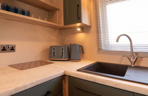 Mullacott Cabin | 18 Ocean Terrace Lodge - 2 Bed-Sleeps 4-TJS18OT