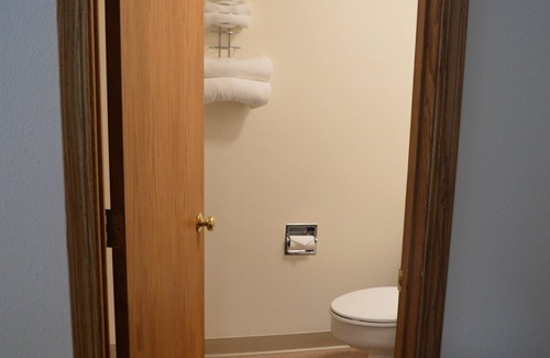 Columbia Falls Hotel | #18 ONE QUEEN BED at hotel in Columbia Falls with WiFi and AC! 20 mi to GNP
