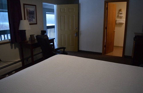 Columbia Falls Hotel | #18 ONE QUEEN BED at hotel in Columbia Falls with WiFi and AC! 20 mi to GNP