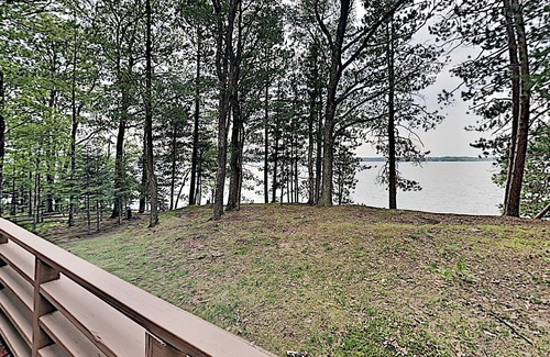 Hayward Cabin | 180 degree views -Watch eagles soar over Lost Land Lake from the deck