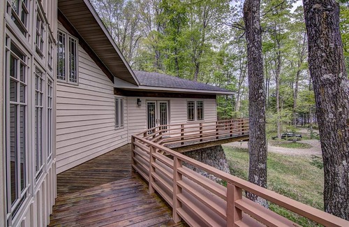 Hayward Cabin | 180 degree views -Watch eagles soar over Lost Land Lake from the deck