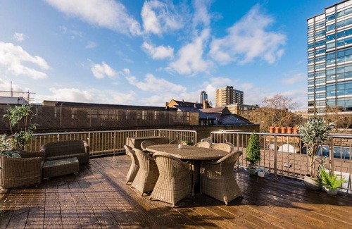 St Luke's Apartment | 180 m² Apartment ∙ 3 bedrooms ∙ 6 guests