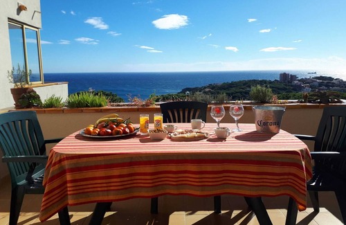 Sant Feliu de Guixols Apartment | 180° Sea view, 1 km beach, Quiet, Pool, Parking (Box), Air-conditioned, Wifi