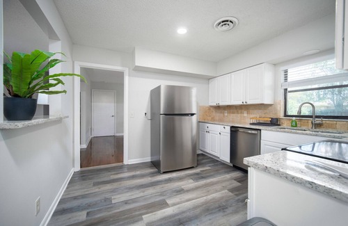 Cedar Hills House | 1800 sq/ft spacey 4/2.5