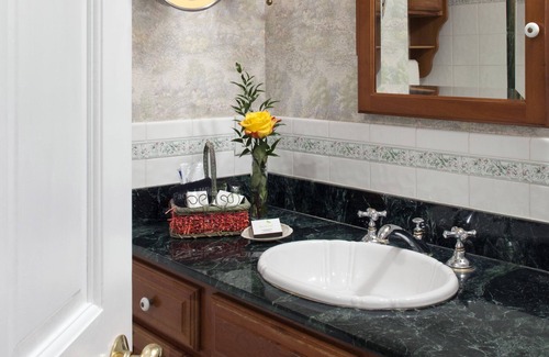 Kennebunkport Bed & Breakfast | 1802 House Bed and Breakfast