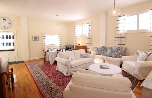 Pittsford House | 1806 Carriage House with antiques, fireplace, luxury sheets and down comforters.