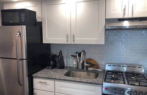 Industry Apartment | 1807 5G · Enchanting 2bed Apt/20 min to NYC -Park Avail