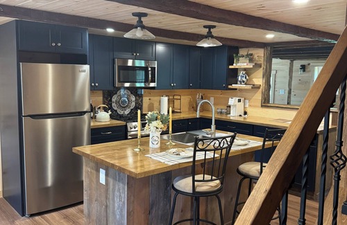 Prattsville House | 1880s 2-bedroom Farmhouse at Bearpen Mtn