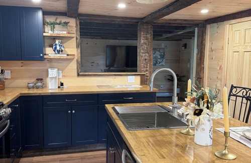 Prattsville House | 1880s 2-bedroom Farmhouse at Bearpen Mtn