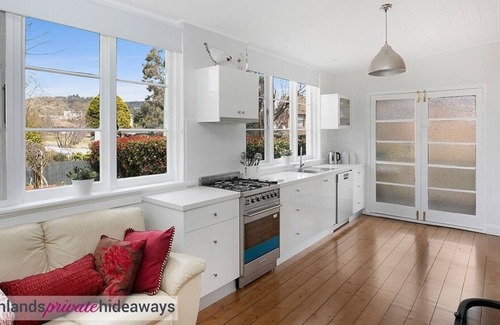Mittagong House | 1880s Sandstone Cottage