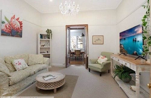 Mittagong House | 1880s Sandstone Cottage