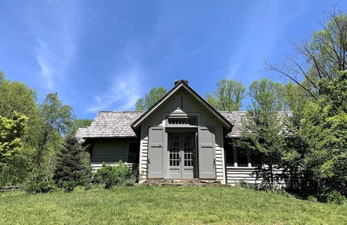 Scaly Mountain House | 1890's Homestead Cottage - Mountain Vineyard Getaway