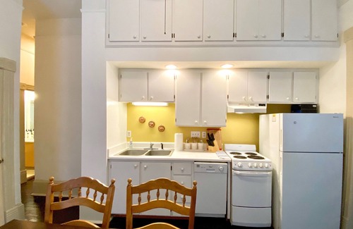 Kayton - Frazier Area Apartment | 1896 Tattnall Collection: South