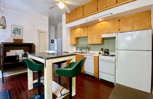 Old West Broad Neighborhood Apartment | 1896 Tattnall Collection: Villa