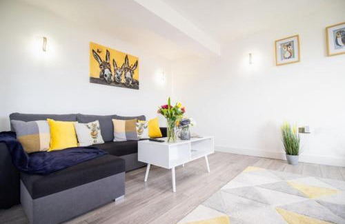 Swindon Apartment | 18CB 2 bedroom Apartment, Sleeps 4, Long Stays, Free Parking in a great location