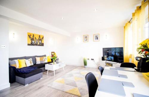 Swindon Apartment | 18CB 2 bedroom Apartment, Sleeps 4, Long Stays, Free Parking in a great location
