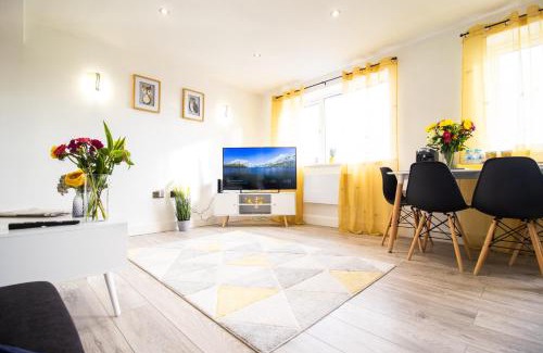 Swindon Apartment | 18CB 2 bedroom Apartment, Sleeps 4, Long Stays, Free Parking in a great location