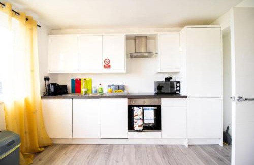 Swindon Apartment | 18CB 2 bedroom Apartment, Sleeps 4, Long Stays, Free Parking in a great location