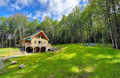 Sugar Hill House | 18HA Log home close to Franconia Notch privacy fire pit wifi pool gym passes