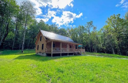 Sugar Hill House | 18HA Log home close to Franconia Notch privacy fire pit wifi pool gym passes