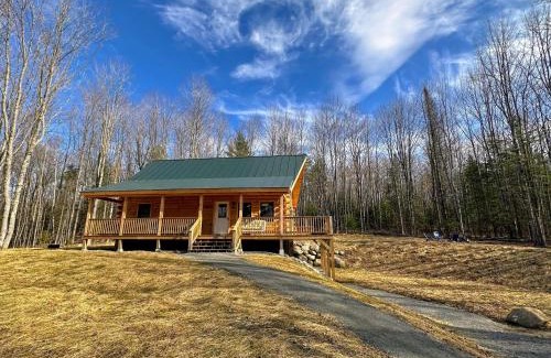 Sugar Hill House | 18HA Log home close to Franconia Notch privacy fire pit wifi pool gym passes