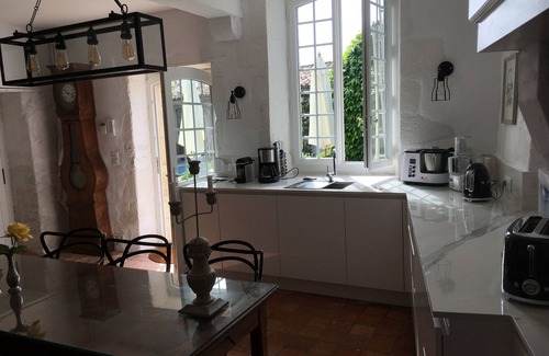 Meschers-sur-Gironde House | 18th C Vicarage 4* Heated pool - Walk to beach- market - shops
