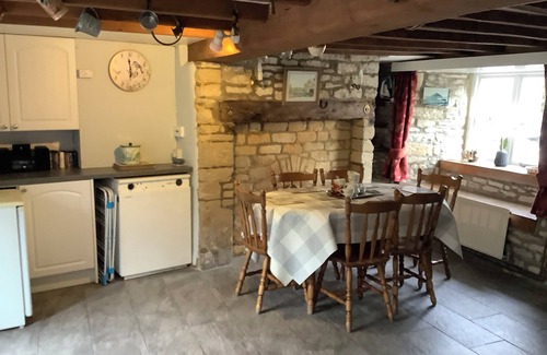 Northleach Cottage | 18th century cottage 2 minutes walk to pubs, shops, restaurants and play park