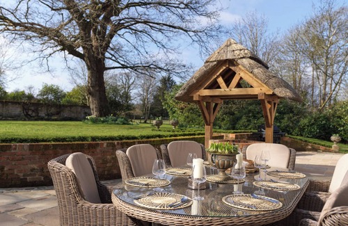 New Forest District House | 18th Century Thatched House on the Edge of the New Forest with large Jacuzzi