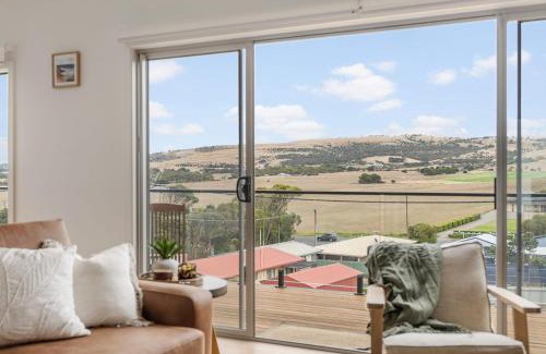 Port Elliot House | 19 Carnegie Luxury - Linen Included - WiFi - Walk to beach - Town Views