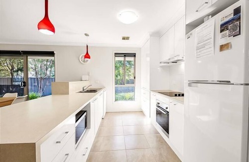 Bright Apartment | 19 Georgian Court, Bright