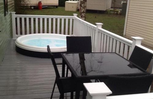 Tattershall Resort | 19 Laurel Close Highly recommended 6 berth holiday home with hot tub in prime location