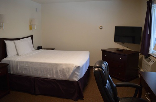 Columbia Falls Hotel | #19 ONE QUEEN BED in lovely Columbia Falls with WiFi, AC 20 mi from GNP
