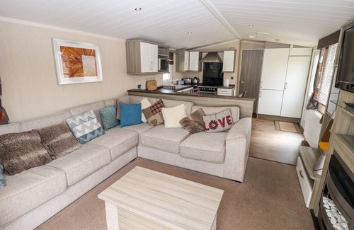 Grimsby Cottage | 19 THE BRAMBLES, family friendly in Humberston, Lincolnshire