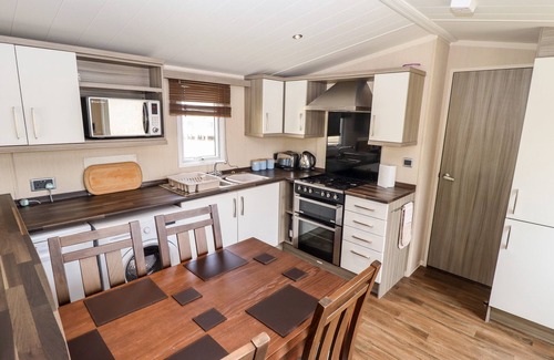 Grimsby Cottage | 19 THE BRAMBLES, family friendly in Humberston, Lincolnshire