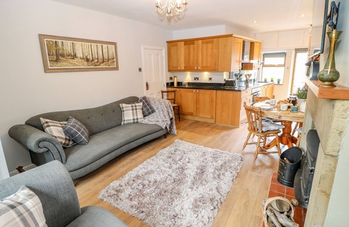 Holmfirth House | 19 THE VILLAGE, family friendly in Holmbridge