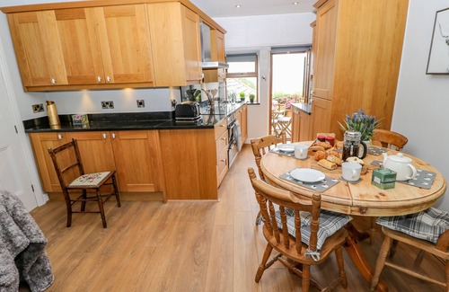 Holmfirth House | 19 THE VILLAGE, family friendly in Holmbridge