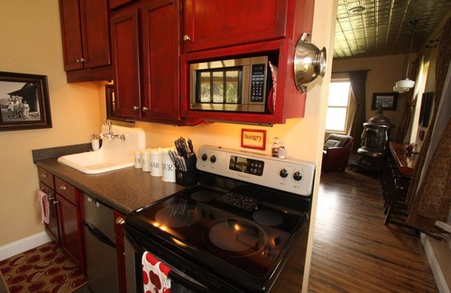 Gardiner Cabin | 1916 Schoolhouse near Yellowstone-horse rides,zip lining, rafting, hiking
