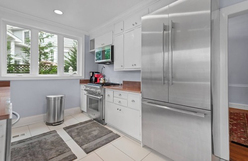 Northwest House | 1920's charm in a 3 Luxury bedroom flat close to everything - renovated bath