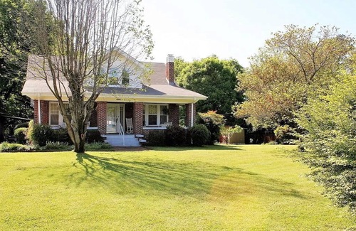 Florence House | 1920's Farmhouse with modern amenities! "Southern Comfort" and privacy.
